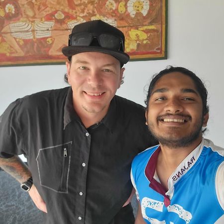 The Lake Round Guest House Kandy Bagian luar foto