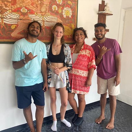 The Lake Round Guest House Kandy Bagian luar foto