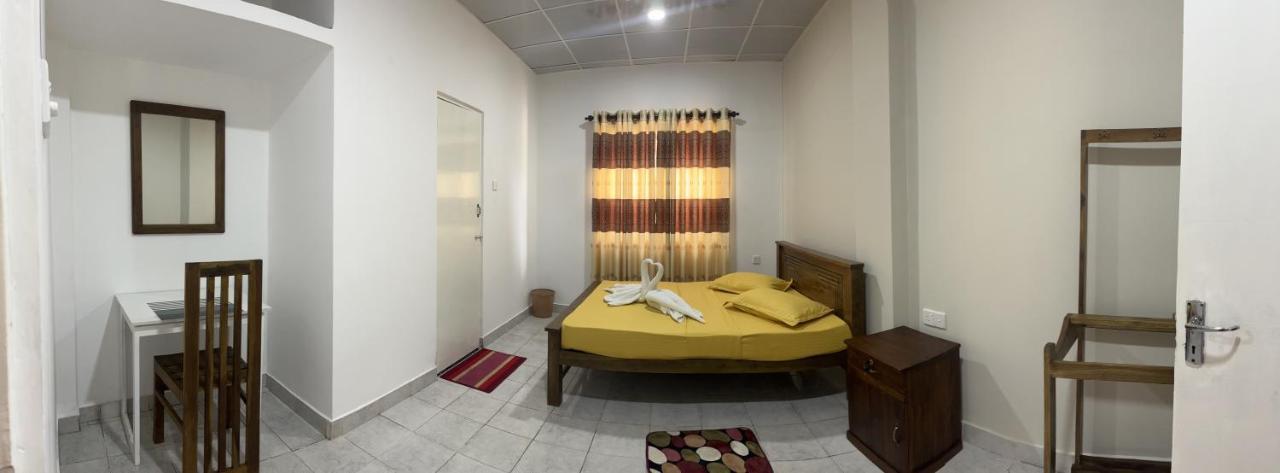 The Lake Round Guest House Kandy Bagian luar foto