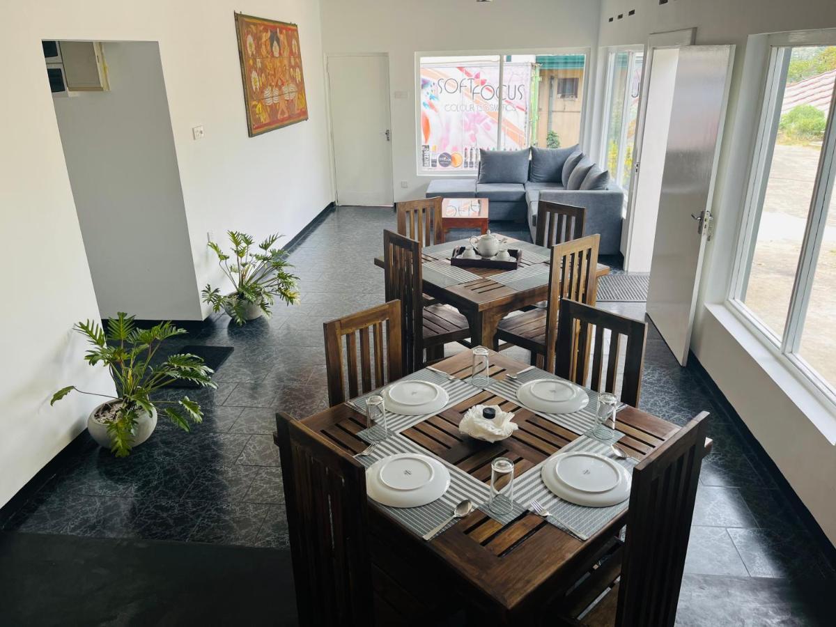 The Lake Round Guest House Kandy Bagian luar foto
