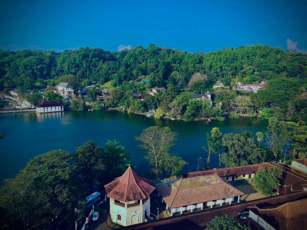 The Lake Round Guest House Kandy Bagian luar foto