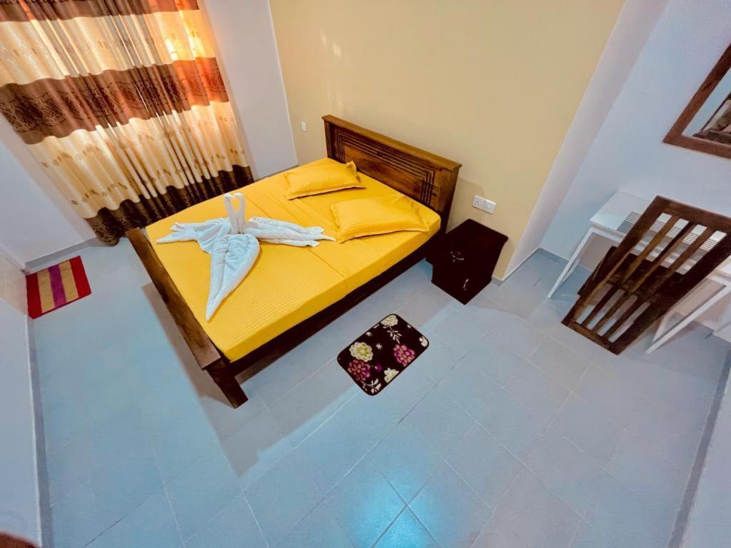 The Lake Round Guest House Kandy Bagian luar foto