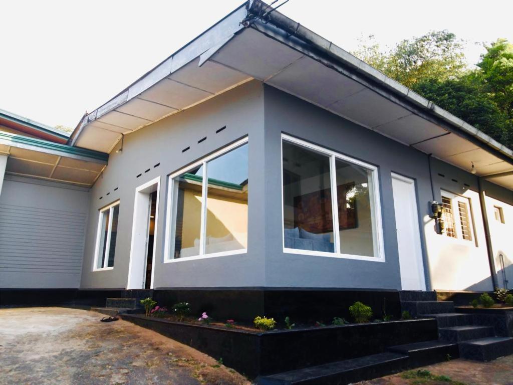 The Lake Round Guest House Kandy Bagian luar foto