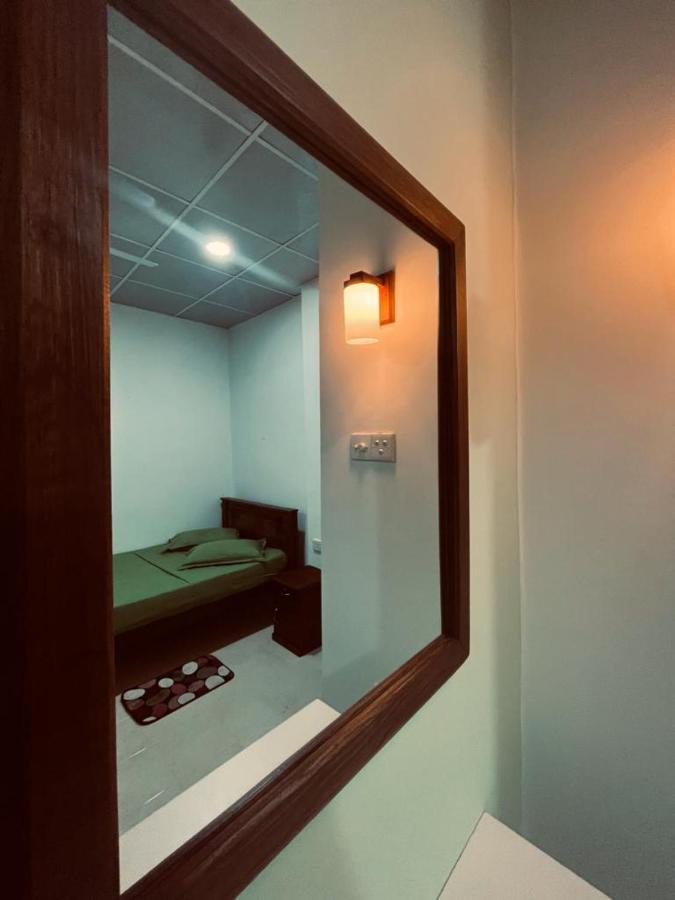 The Lake Round Guest House Kandy Bagian luar foto
