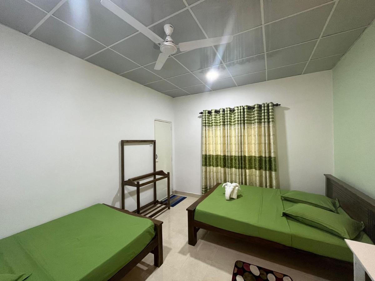 The Lake Round Guest House Kandy Bagian luar foto