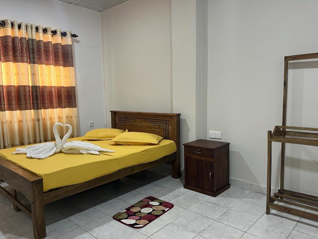 The Lake Round Guest House Kandy Bagian luar foto