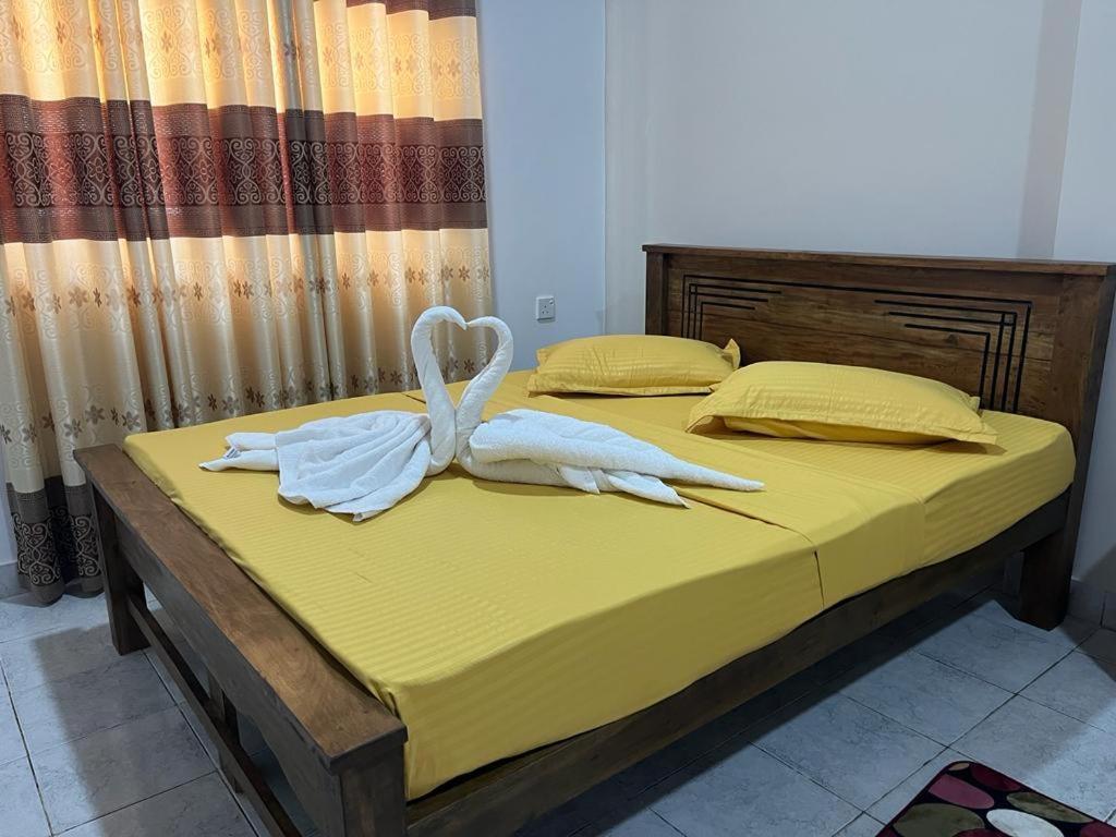 The Lake Round Guest House Kandy Bagian luar foto