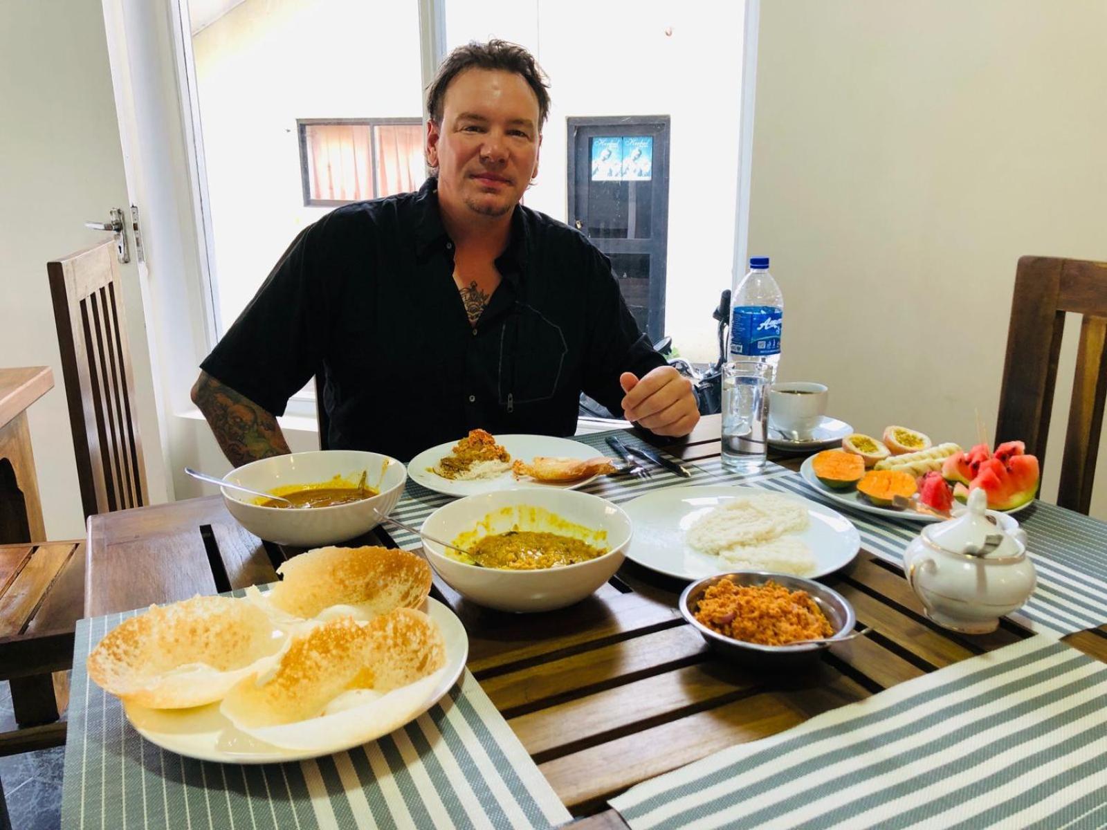 The Lake Round Guest House Kandy Bagian luar foto
