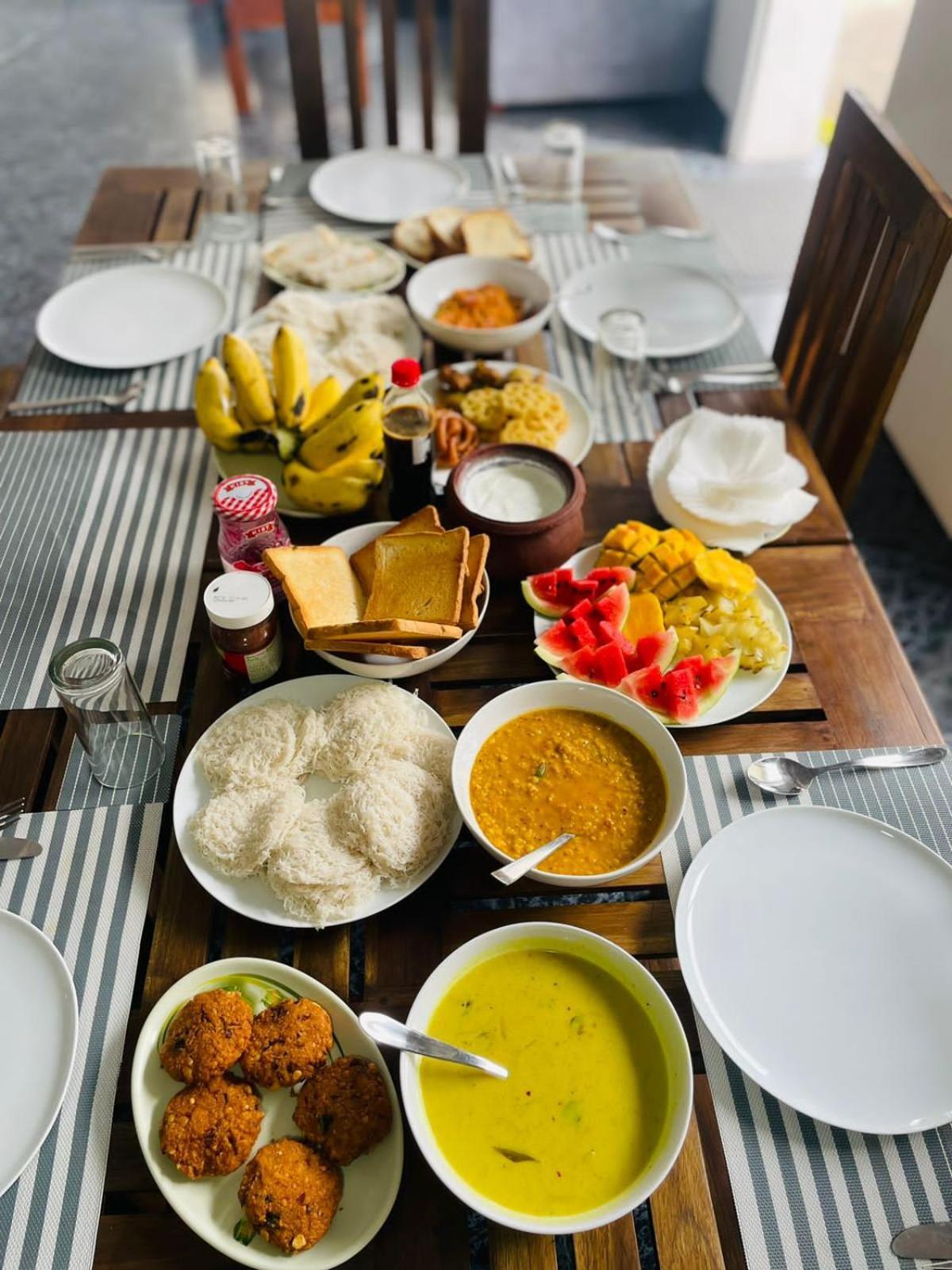 The Lake Round Guest House Kandy Bagian luar foto