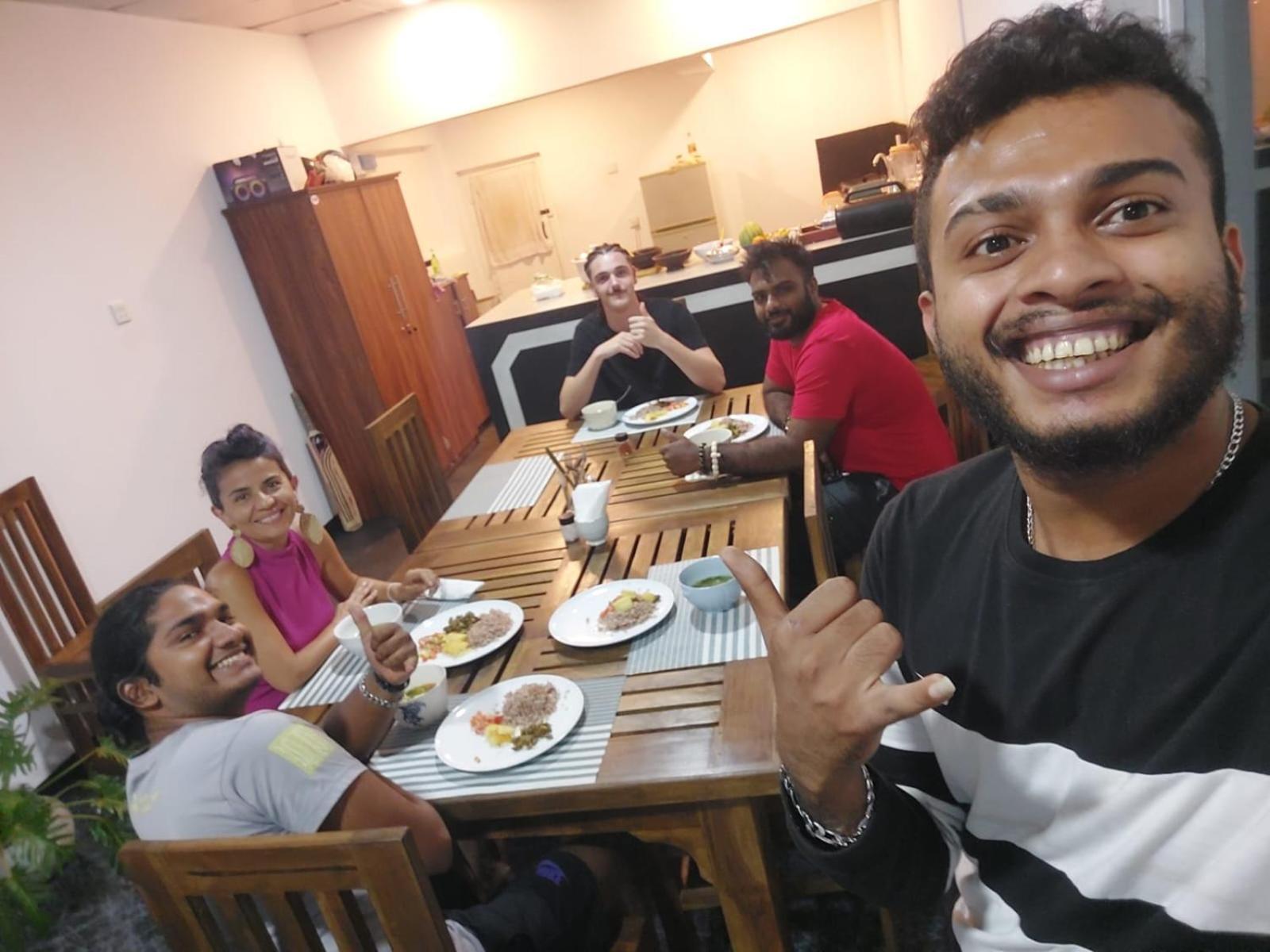 The Lake Round Guest House Kandy Bagian luar foto