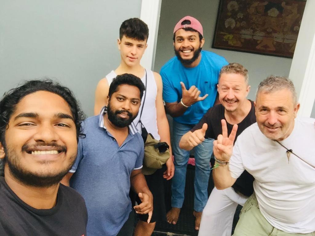 The Lake Round Guest House Kandy Bagian luar foto