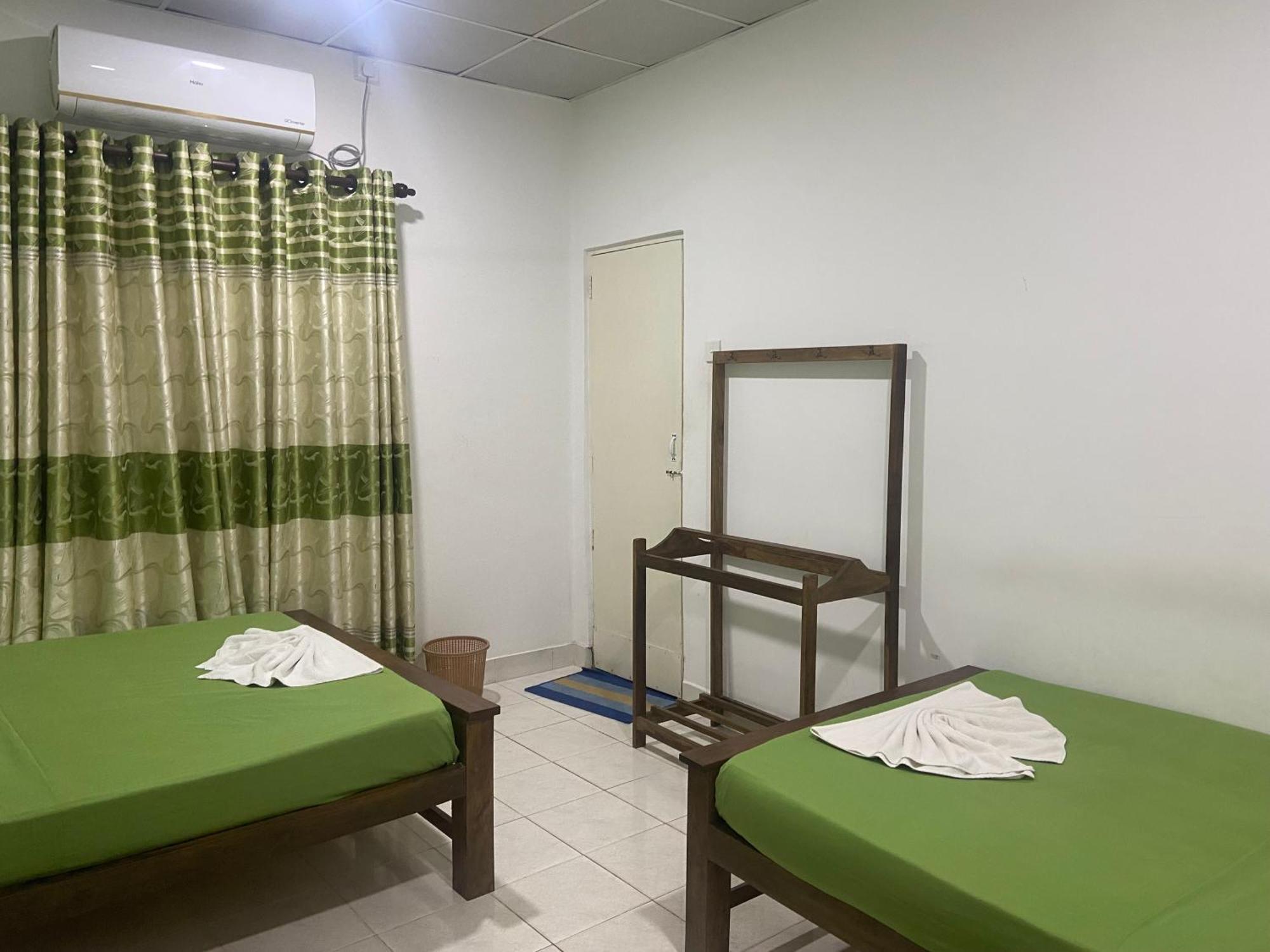 The Lake Round Guest House Kandy Bagian luar foto